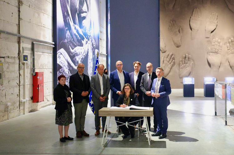 Landtagspräsidentin Ilse Aigner (CSU) mit ihrer Kollegin und ihren Kollegen aus dem Präsidium beim Eintrag in das Gästebuch der Gedenkstätte zu Ehren der Opfer des Völkermords von Srebrenica.