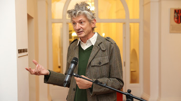 Dr. Andrea Lissoni, künstlerischer Direktor im Haus der Kunst in München, zeigte sich in seiner Betrachtung der Installation beeindruckt.