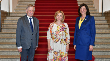 Von Links: I. Landtagsvizepräsident Karl Freller, Generalkonsulin Dr. Ivana Červenková und Landtagspräsidentin Ilse Aigner 