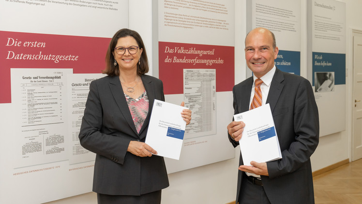 Der Datenschutzbeauftragte Prof. Dr. Thomas Petri übergab vergangene Woche Landtagspräsidentin Ilse Aigner den Tätigkeitsbericht 2021. 