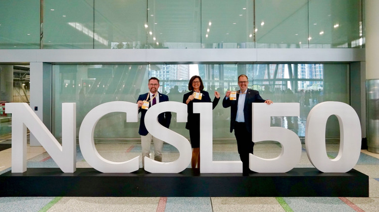 | Foto: Landtagsamt Landtagspräsidentin Ilse Aigner (CSU) mit Vizepräsident Markus Rinderspacher (SPD) und MdL Dr. Gerhrd Hopp, Präsident der „Partnerschaft der Parlamente“
