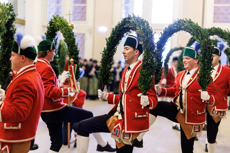 Pflegen eine der ältesten bayerischen Traditionen: Schäfflerzünfte aus Aschheim und Kirchheim. 
