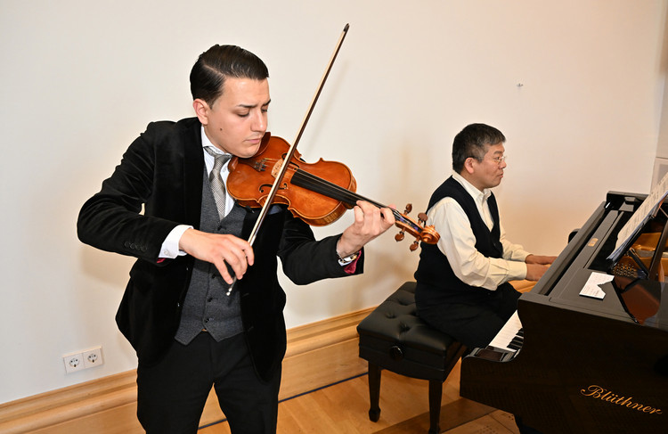 Sorgten für eine würdige musikalische Umrahmung des Empfangs: Sandro Roy (Violine) und Yoshio Owaki (Piano) 