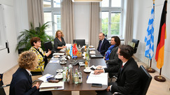 Generalkonsulin Elisabeth Bösch Malinen (linke Seite, Mitte) beim Arbeitsgespräch mit Landtagspräsidentin Ilse Aigner (rechte Seite, Mitte), mit dabei bei dem Austausch auch Landtagsdirektor Peter Worm (rechte Seite, Fenster)