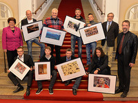 Schirmherrin Barbara Stamm mit den Gewinnern, die stolz ihre preisgekrönten Fotos zeigen. | Foto: Rolf Poss