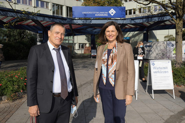 Vorstandsvorsitzender des Universitätsklinikums Augsburg und Landtagspräsidentin Ilse Aigner beim Regionalbesuch des Präsidiums in Schwaben Prof. Dr. med. Dr. h.c. Michael Beyer