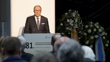 Vizepräsident Alexander Hold spricht auf der Gedenkveranstaltung zur Befreiung des KZ-Außenlagers Kaufering bei Landsberg