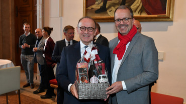 Vizepräsident Markus Rinderspacher (SPD) mit dem Jubilar Landtagsdirektor Peter Worm.