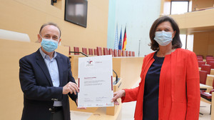 Amtschef Peter Worm und Landtagspräsidentin Ilse Aigner mit dem Zertifikat "audit berufundfamilie"