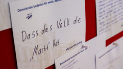 Ihre Wünsche und Erwartungen an die Demokratie hatten die Schülerinnen und Schüler im Vorfeld gesammelt. | Foto: Lennart Preiss