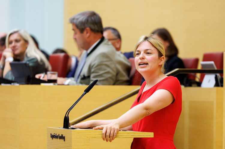 Für die Oppositionsfraktionen ergriff Katharina Schulze (BÜNDNIS 90/DIE GRÜNEN) das Wort.