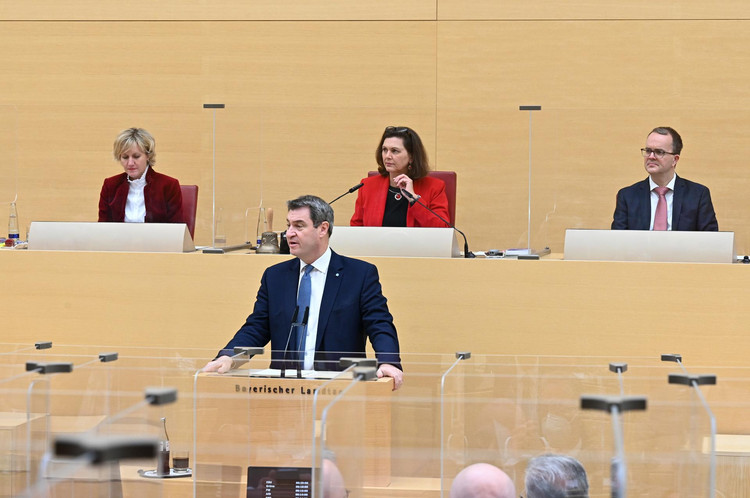 Ministerpräsident Markus Söder bei seiner Regierungserklärung im Dezember, dahinter Landtagspräsidentin Ilse Aigner