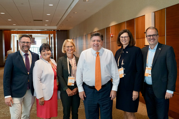 Auch den Gouverneur von Illinois, J. B. Pritzker, traf die Delegation aus Bayern.