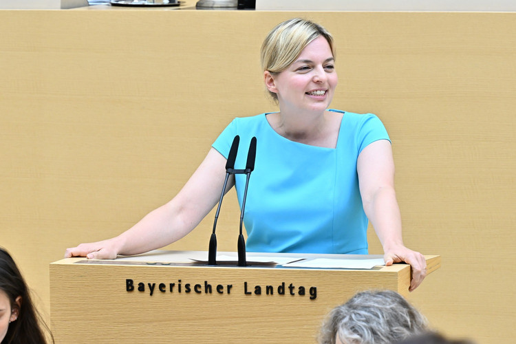 Katharina Schulze (BÜNDNIS 90/DIE GRÜNEN ergriff für die Oppositionsfraktionen das Wort. 