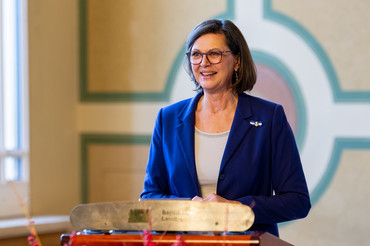 Landtagspräsidentin Ilse Aigner: „Sie sind auf der Leinwand präsent: Im Kino begeistern Sie Millionen. Sie erreichen Menschen – diese schauen und hören Ihnen zu. Ihre Kunst, Ihre Botschaften wirken – und das ist außergewöhnlich beeindruckend!“