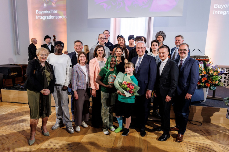 Neben Landtagspräsidentin Ilse Aigner (CSU), Innen- und Integrationsminister Joachim Herrmann (CSU) und dem Integrationsbeauftragten Karl Straub (CSU) nahmen an dem Festakt zur Ehrung der Gewinner des diesjährigen Integrationspreises auch I. Landtagsvizepräsident Tobias Reiß (CSU), Vizepräsident Alexander Hold (FREIE WÄHLER), Landtagsvizepräsident Markus Rinderspacher (SPD), die Vorsitzende des Ausschusses für Verfassung, Recht, Parlamentsfragen und Integration, Petra Guttenberger, sowie weitere Mitglieder des Bayerischen Landtags teil. 