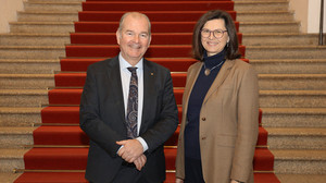 Hoher Besuch im Bayerischen Landtag: der Botschafters des Königreichs Schweden Per Thöresson