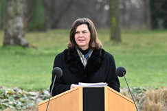 Landtagspräsidentin Ilse Aigner während des Gedenkakts am Hauptbahnhof in Würzburg 