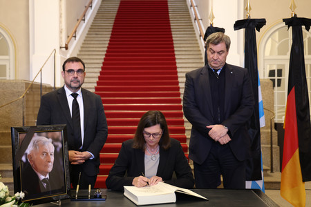 Landtagspräsidentin Ilse Aigner, Ministerpräsident Dr. Markus Söder und der Vorsitzende der CSU-Fraktion Klaus Holetschek trugen sich in das Kondolenzbuch ein.
