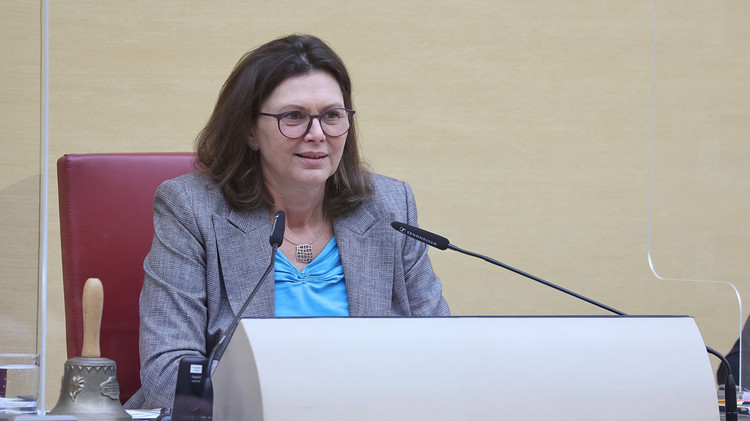 Landtagspräsidentin Ilse Aigner bei ihren Schlussworten am Ende der voraussichtlich letzten Plenarsitzung des Jahres 2021 