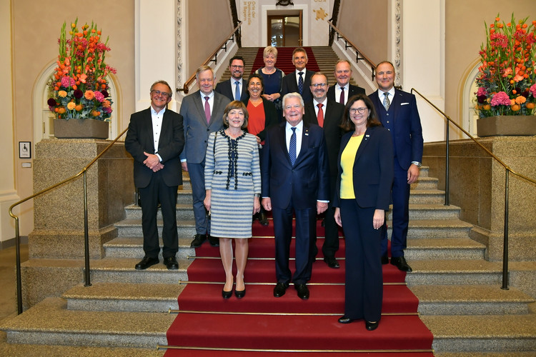 Die Mitglieder des Landtagspräsidiums mit dem neuen Träger der Bayerischen Verfassungsmedaille in Gold, Bundespräsident a.D. Dr. Joachim Gauck. Begleitet wurde Gauck von seiner Partnerin Daniela Schadt (erste Reihe links).