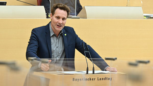 Fraktionsvorsitzender von BÜNDNIS 90/DIE GRÜNEN bei seinen Schlussworten im Plenarsaal vor der Sommerpause 