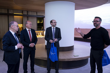 Landtagsdirektor Peter Worm und der Leiter des Kommunikationsstabs des Landtags, Eric Markuse, stellten das neue Besucherfoyer vor.