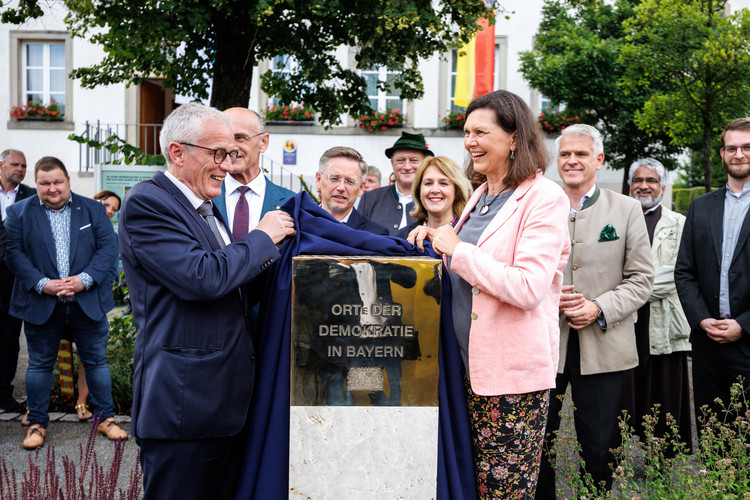 | Foto: Matthias Balk Ilse Aigner und der Erste Bürgermeister von Ermershausen enthüllen eine Stele