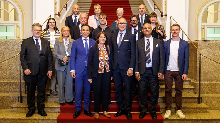| Foto: Matthias Balk Landtagsvizepräsident Alexander Hold (FREIE WÄHLER), Stv. Vorsitzender der CSU-Fraktion, Prof. Dr. Winfried Bausback und der Stellvertretende Vorsitzende des Ausschusses für Kommunale Fragen, Innere Sicherheit und Sport, Florian Siekmann (BÜNDNIS 90/DIE GRÜNEN) mit dem Präsidenten der Geschäftsprüfungskommission des Kantonsrates Zürich, Jean‐Philippe Pinto (Die Mitte), Vizepräsidentin Edith Häusler (Grüne) mit weiteren Mitgliedern der GPK