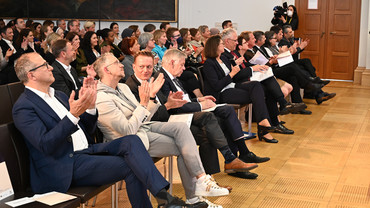 Auch Abgeordnete des Bayerischen Landtags nahmen an der Verleihung Teil (v.l.): Vizepräsident Alexander Hold (FREIE WÄHLER), Thomas Huber (CSU), Karl Straub (CSU) und 1. Vizepräsident Karl Freller