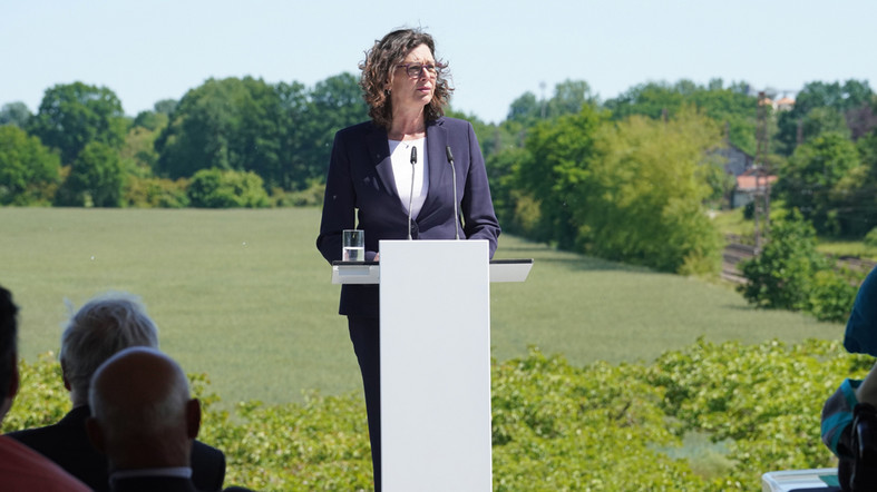Landtagspräsidentin Ilse Aigner gedenkt am 25. Jahrestag der Opfer des ICE-Unglücks von Eschede