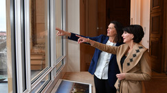 Ilse Aigner und Atifete Jahjaga vor dem Panoramafenster des Maximilianeums