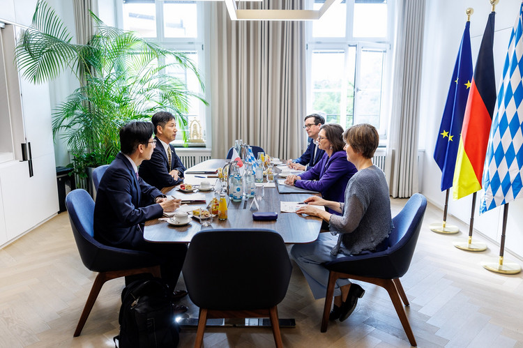 Rund eine Stunde tauschten sich Landtagspräsidentin Ilse Aigner und Generalkonsul Kenichi Bessho aus. 