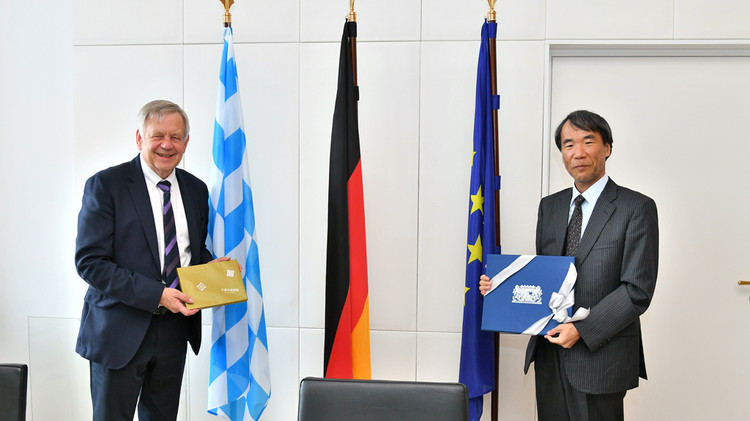 Vizepräsident Karl Freller und der japanische Generalkonsul nach der Geschenkübergabe