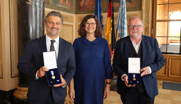 Bei einem Nachholtermin hat Landtagspräsidentin Ilse Aigner den Bayerischen Verfassungsorden an den Opernsänger Jonas Kaufmann und den Journalisten Eberhard Schellenberger ausgehändigt. 