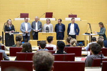 Fachpolitikerinnen und -politiker aller im Landtag vertretenen Fraktionen nahmen sich viel Zeit für die Abschlussdiskussion mit den Jugendlichen. 