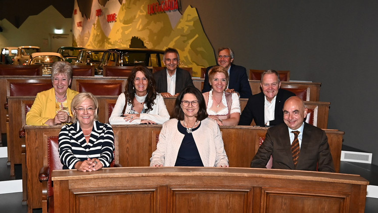 Dritter Regionalbesuch: Die Mitglieder des Landtagspräsidiums und Abgeordnete der Region sitzen in alten Plenarsaal-Bänken (1949-2004), die heute im Museum der Bayerischen Geschichte stehen.