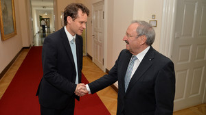 Landtagsvizepräsident Reinhold Bocklet (rechts) begrüßt Staatssekretär Kristóf Altusz.