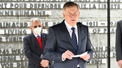 Karl Freller, I. Vizepräsident des Bayerischen Landtags und Direktor der Stiftung Bayerische Gedenkstätten, bei seinen Gedenkworten anlässlich des 76. Jahrestags der Befreiung des Konzentrationslagers Dachau 