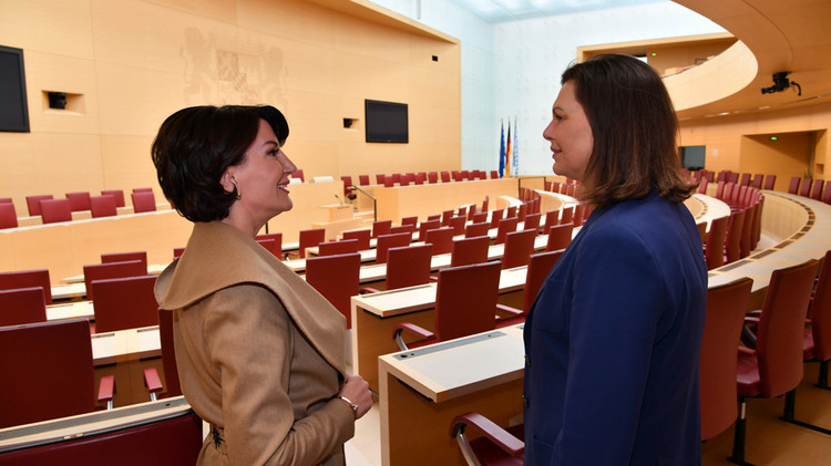 Die ehemalige Präsidentin der Republik Kosovo, Atifete Jahjaga, und Landtagspräsidentin Ilse Aigner der spontanen Führung durch den Plenarsaal 