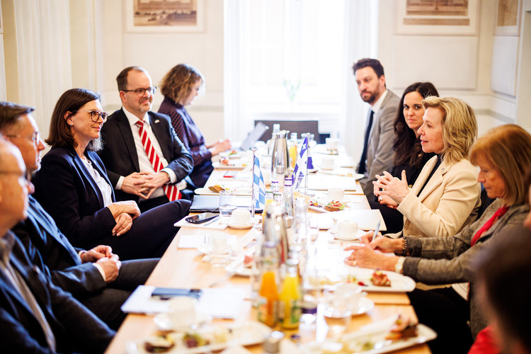 Landtagspräsidentin Ilse Aigner (links) und Martine Biron (rechts) im Bürkleinzimmer. | Bildarchiv Bayerischer Landtag