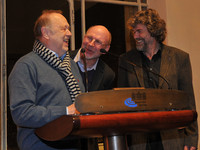 Bildeten eine erfolgreiche Seilschaft: Regisseur Joseph Vilsmaier (links) und Autor Reinhold Messner (rechts). Ernst Vogt, Leiter der Bergsteigerredaktion beim Bayerischen Rundfunk, bat beide Protagonisten auf die Bühne. | Foto: Rolf Poss