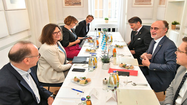 Ilse Aigner und Geert Muylle beim Kaffee