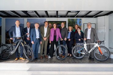 Landtagspräsidentin Ilse Aigner (CSU), I. Vizepräsident Tobias Reiß (CSU), Vizepräsident Ludwig Hartmann (BÜNDNIS 90/DIE GRÜNEN), Vizepräsident Markus Rinderspacher (SPD) mit weiteren Präsidiumsmitgliedern und Abgeordneten aus der Region