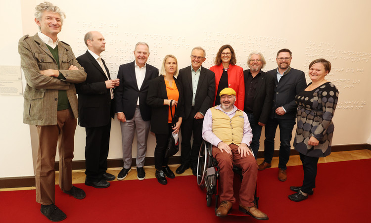 Vor dem neuen Brailleschrift-Kunstwerk im Bayerischen Landtag (v.l.): Dr. Andrea Lissoni (künstlerischer Direktor im Haus der Kunst in München), Dr. Aleksander Pavkovic (Musiker), Vizepräsident Dr. Wolfgang Heubisch (FDP), Verena Bentele (Präsidentin des Sozialverbands VdK), Vizepräsident Thomas Gehring (BÜNDNIS 90 / DIE GRÜNEN), Landtagspräsidentin Ilse Aigner (CSU), Holger Kiesel (Behindertenbeauftragter der Bayerischen Staatsregierung), Künstler Adi Hoesle, Präsidiumsmitglied Dr. Gerhard Hopp und Abgeordnete Sanne Kurz (BÜNDNIS 90 / DIE GRÜNEN)