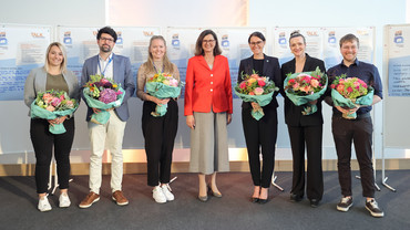 Eine Podiumsdiskussion führten (v.l.n.r.) Alina Zacher (Influencerin), Prof. Dr. Adrian Meier (Juniorprofessor an der FAU Erlangen-Nürnberg), Antje Kießler (Nachrichtenjournalistin), Teresa Ott (Staatsanwältin), Ariane Alter (Moderatorin) und Thomas Laschyk (Chefredakteur "Der Volksverpetzer")