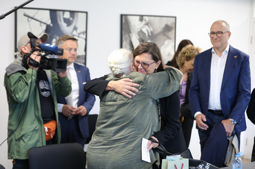 Tief bewegt waren Landtagspräsidentin Ilse Aigner und ihre Kolleginnen und Kollegen aus dem Präsidium von den Schilderungen von Munira Subasic.