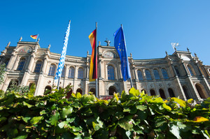 [Translate to Englisch:] Bayern-, Deutschland- und Europafahne vor dem Maximilianeum 