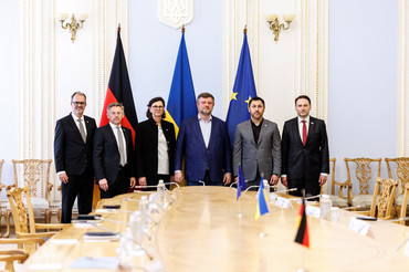 Landtagspräsidentin Ilse Aigner (CSU), I. Landtagsvizepräsident Tobias Reiß (CSU) und Vizepräsident Markus Rinderspacher (SPD) mit dem stellvertretenden Parlamentspräsidenten Oleksandr Korniyenko in der Werchowna Rada 