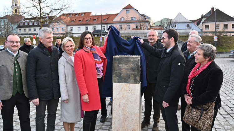 Landtagspräsidentin Ilse Aigner enthüllt mit (v.l.n.r.) Stefan Meyer, MdL Gerhard Waschler, der stellvertretenden Landrätin Cornelia Wasner-Sommer, dem zweiten Bürgermeister Rudolf Emmer, dem ersten Bürgermeister Florian Gams und dem früheren Landrat Franz Meyer das goldene Gedenkobjekt zu "Orte der Demokratie" in Vilshofen an der Donau.